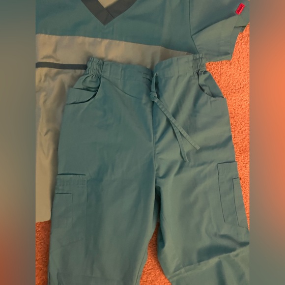 Reina Scrubs Size Small - Picture 2 of 8